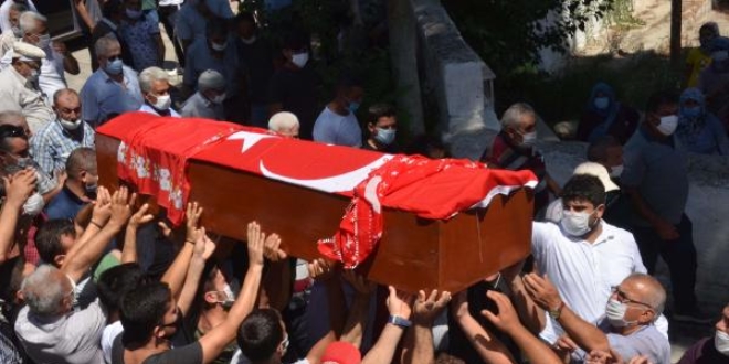 Otomobilin çarptığı özel harekat polisi toprağa verildi