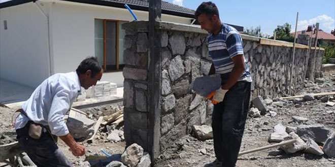 Baba oğul el ele ekmeklerini 'taştan' çıkarıyorlar