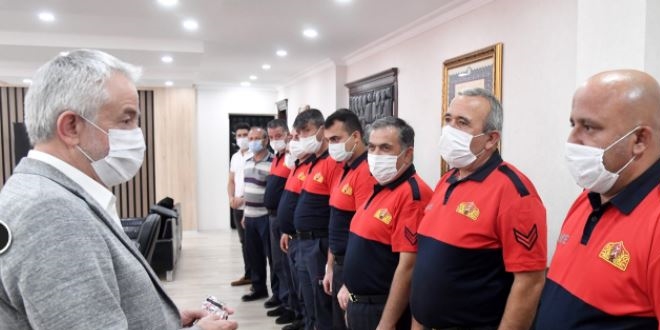 Isparta'da yavru kedi 'Çukur'u kurtaran ekip ödüllendirildi