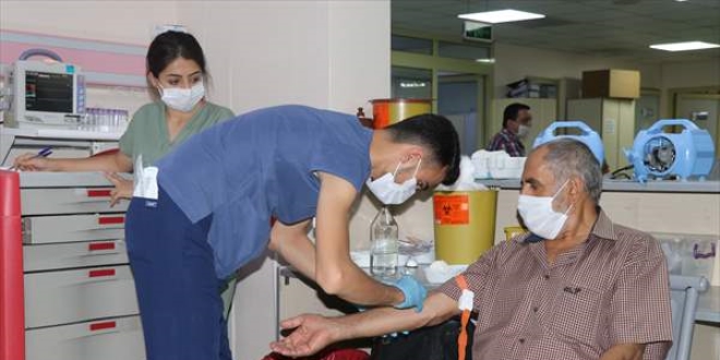 Fedakar sağlık çalışanları, vaka sayılarındaki artışı üzüntüyle izliyor