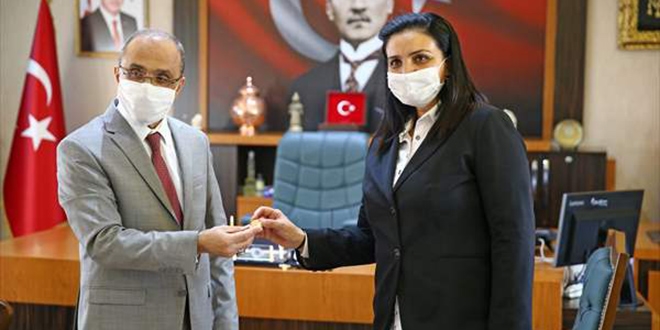 Hamile kadına doğum yaptıran kadın polise başarı belgesi
