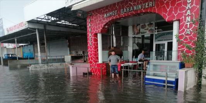 Samsun'da şiddetli yağış su baskınlarına yol açtı