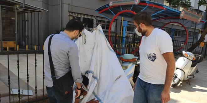 Kağıtların bulunduğu çuvalının içinde uyuyan çocuk yurda yerleştirildi