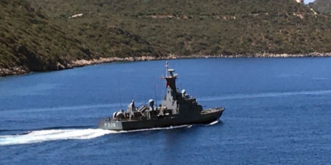 Antalya'da römorkör ve fırkateynin bekleyişi sürüyor