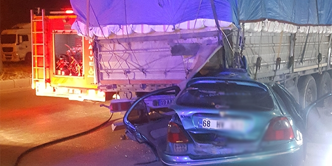 Kırıkkale'de otomobil tıra arkadan çarptı: 1 ölü, 4 yaralı