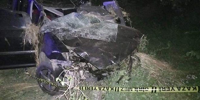 Şarampole devrilen araçtaki 2 kişi öldü