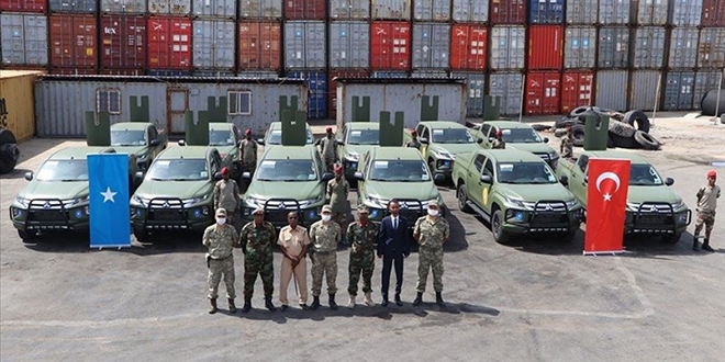 Türkiye'den Somali'ye 12 arazi aracı hibe edildi