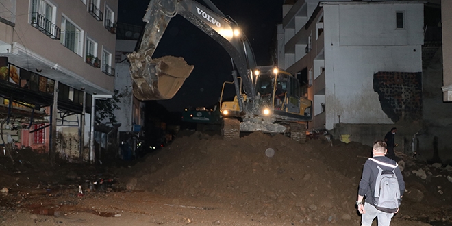 Halk evine çekildi; ekipler sahada yaraları sarıyor