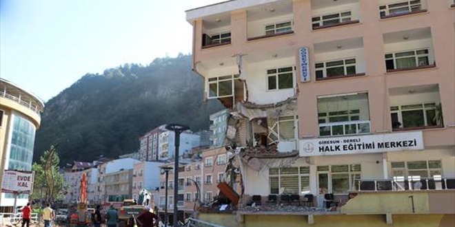 Selden zarar gören 5 katlı öğretmenevi iş makineleriyle yıkıldı