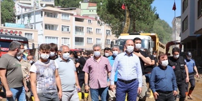 İçişleri Bakanı Soylu, selin ardından Dereli'de incelemelerini sürdürüyor