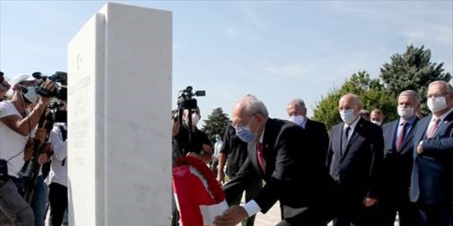 Kılıçdaroğlu, Albay Reşat Çiğiltepe'nin kabrini ziyaret etti