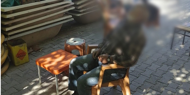 Ecel kahvehane sandalyesin'de yakaladı