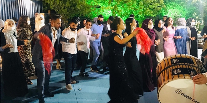 Diyarbakır'da bilindik manzara, 'korona' halayı devam ediyor