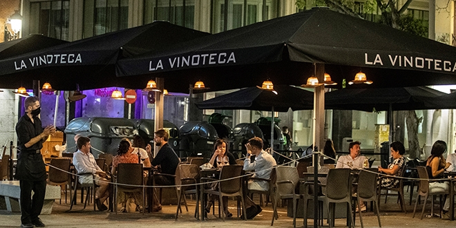 Madrid Yüksek Adalet Mahkemesi, sokakta sigara içilmesini ve gece hayatını yasakladı