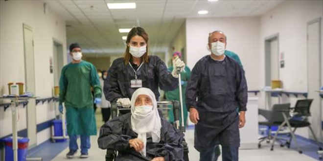 96 yaşında koronavirüsü yendi, hastaneden alkışlarla taburcu edildi