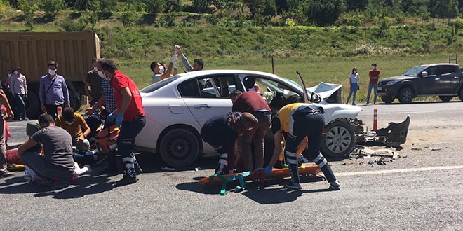 Bitlis'te otomobil kamyona çarptı: 6'sı çocuk 11 yaralı