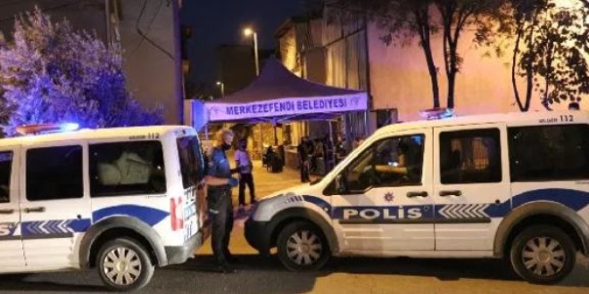 Koronavirüsten ölen kişinin evinin önüne taziye çadırı kuruldu