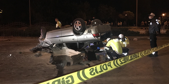 Cam yüklü kamyonete çarpan otomobil takla attı: 1 ölü, 3 yaralı