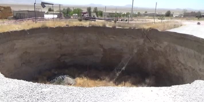 Konya'da yol ortasında obruk oluştu