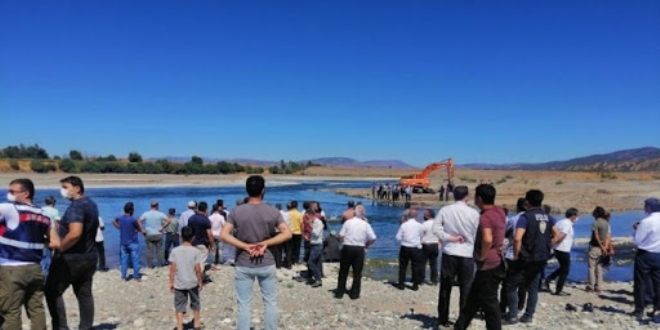 Serinlemek için Aras Nehri'ne giren iki genç boğuldu