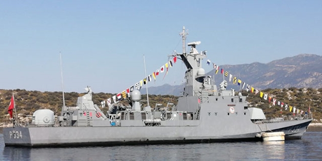 Türk savaş gemilerinin Kaş'taki bekleyişi sürüyor