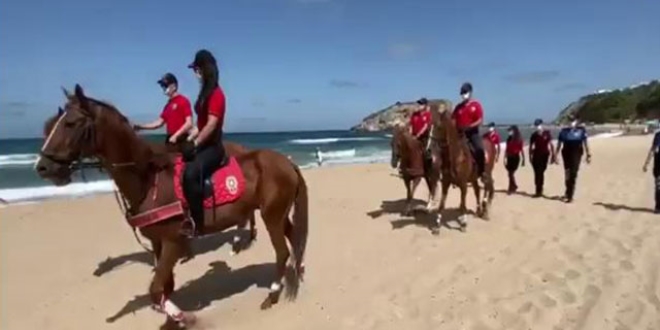 Şile sahillerinde atlı polis birlikleriyle maske denetimi