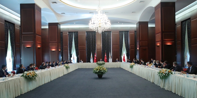 Erdoğan, AK Parti'ye yeni katılan 31 belediye başkanı ile görüştü