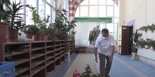 İmamın çiçek sevgisi camiyi 'bahçeye' çevirdi