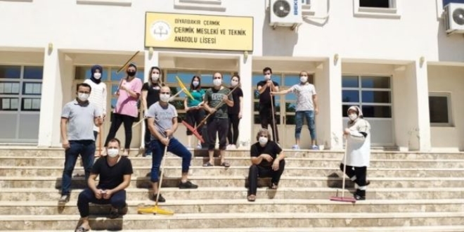 Fedakar öğretmenler okulu temizledi
