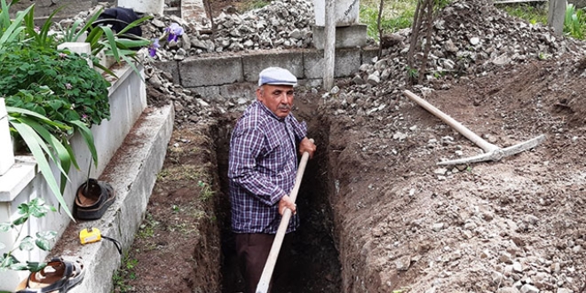 Çocukları telaş yaşamasın diye kendi mezarını kazdı