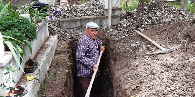 ocuklar tela yaamasn diye kendi mezarn kazd