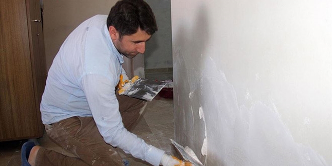 Okul müdürü ve yardımcıları öğrenciler için kolları sıvadı