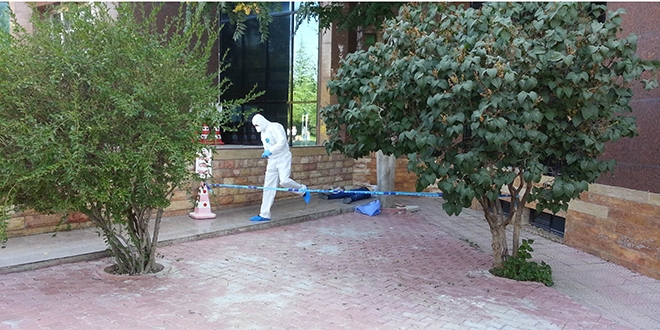 Öğretim görevlisi çalıştığı kütüphanenin girişinde ölü bulundu