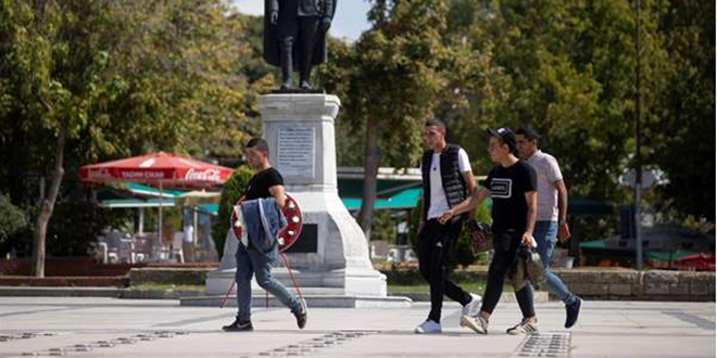 Zorunluluğa rağmen maske takmamakta direniyorlar
