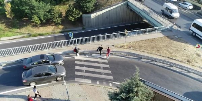 Yaya geçidini kullananları şaşkına çeviren bariyer