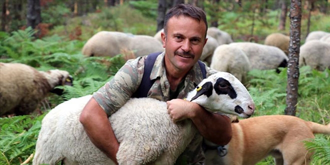 Oğlu için müdürlüğü bırakıp köyüne yerleşti