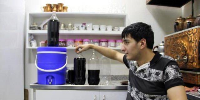 Günde 7,5 litre kola içiyor!