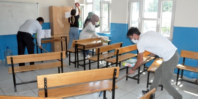 Fedakar öğretmenler okullarını eğitime hazırlıyor