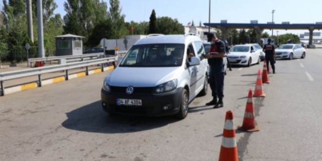 Karantinada olması gereken kişi seyahatte yakalandı