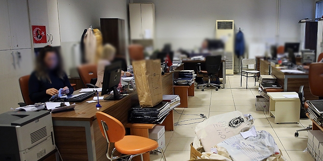 Adliyedeki kalem personeline, 'İşini yapmıyor karaktersiz herif' demek suç mudur?