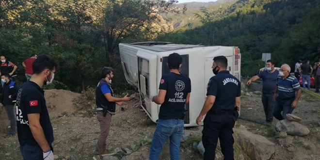 Maden iilerini tayan otobs devrildi: 1 l, 15 yaral