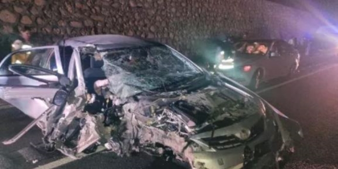Başkanın kullandığı otomobil iş makinesine çarptı: 7 yaralı
