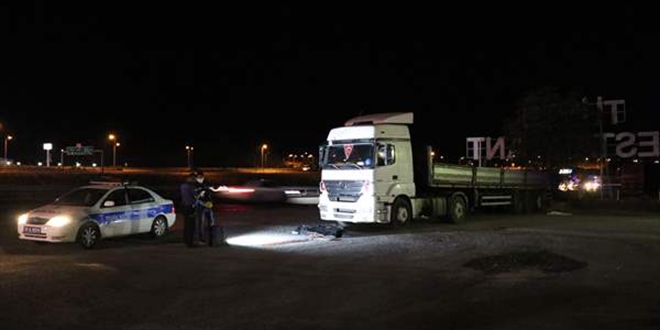 Tamir etmek istediği tırın altında kalan sürücü öldü