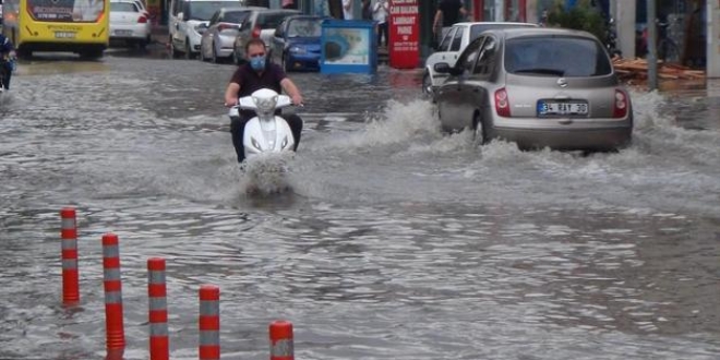 Bursa'da sağanak yağmur hayatı felç etti