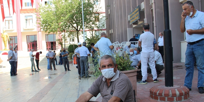 Adliye önünde yemin için saatlerce bekletilen bilirkişiler isyan etti