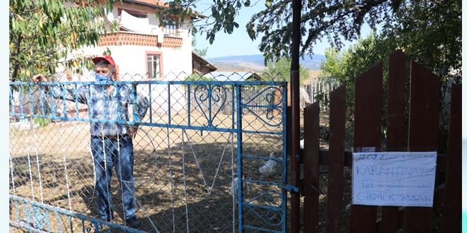 Karantinada olduğunu duyurmak için kapısına yazı yazdı