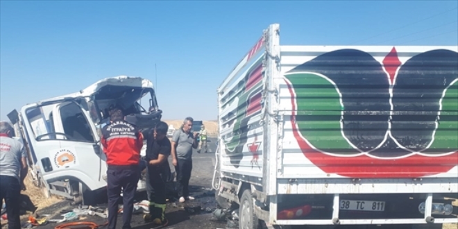 Diyarbakır'da belediyenin temizlik aracı, kamyonetle çarpıştı: 2 ölü, 2 yaralı