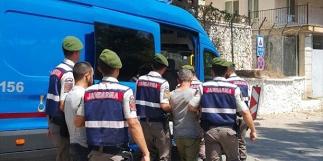 Jandarmanın durdurduğu araçtan FETÖ şüphelileri çıktı