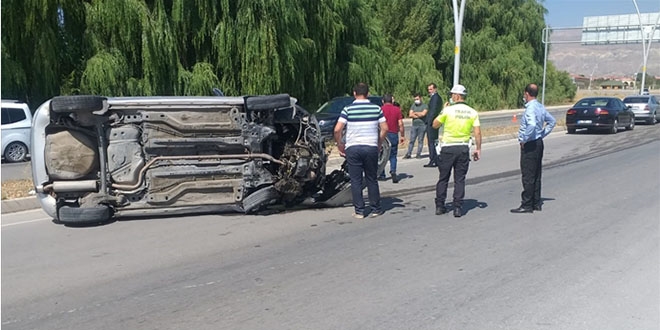 Kaza yapan kadın sürücüye vali yardımcısı ve kaymakam yardım etti