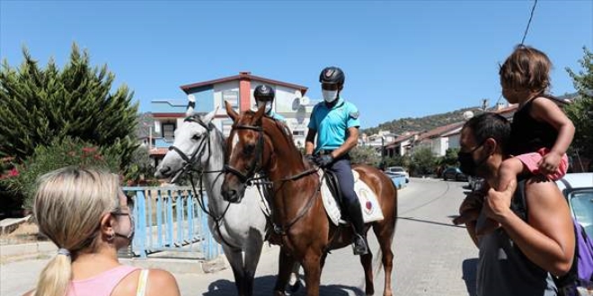 İzmir'de plajların güvenliği atlı jandarmaya emanet